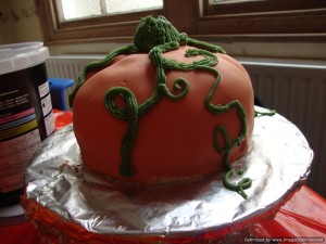 pipe on the icing Pumpkin cake