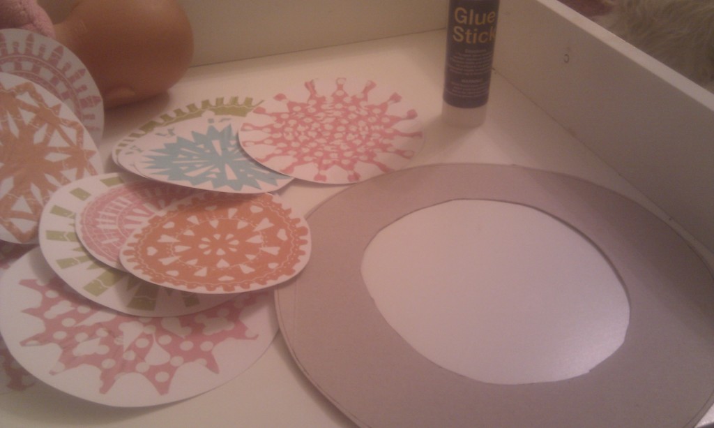 cut a wreath from cereal box